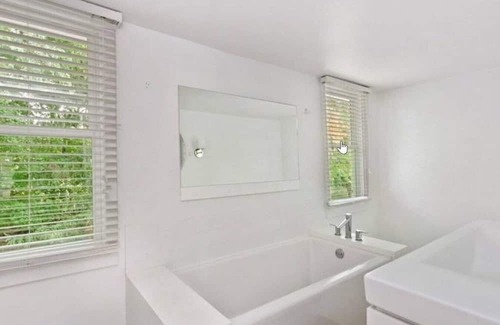 Shorewood-Tower Hills-Harbert Casa | Renovated cottage close to beaches, upscale restaurants & wineries!