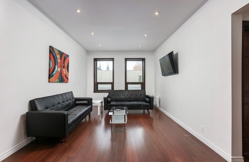 La Petite-Patrie Apartamento | Spacious Loft with Parking ($12/day)
