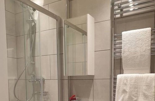 Putney Condominio | Well located king bed studio 35 minutes from the heart of London. 1071 gr fl