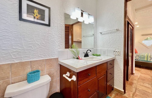 Roatan Apartamento | El Castillo Blanco Apartment 1 @Parrot Tree
