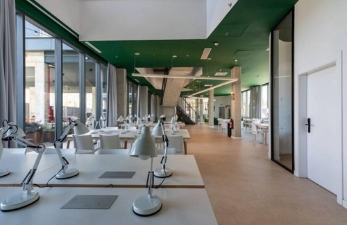 Milagrosa Apartamento | Modern Room with High-Speed Wi-Fi in Pamplona