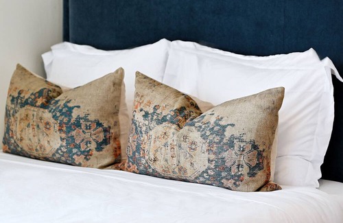 Historic Eastside Cama Y Desayuno | Dos Hermanas Casita 8 | Cozy Downtown | Studio