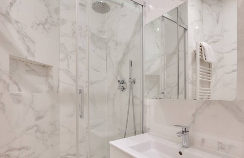 Strasbourg -Saint-Denis Apartamento | Urban Flat 61 - Luxury 3 Bedroom Parisian Flat