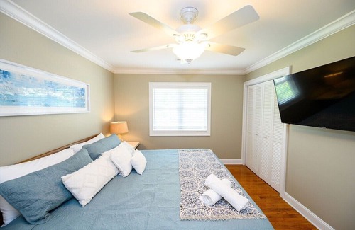 Socastee Casa | Private Dock w/ Hot Tub + King suite {Tiki Time}