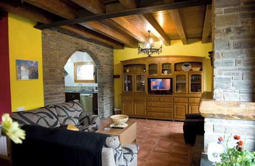 La Guingueta d'Aneu Chalet De Esquí | Chalet 'Casa Maria Antònia' with Mountain View, Private Terrace and Wi-Fi