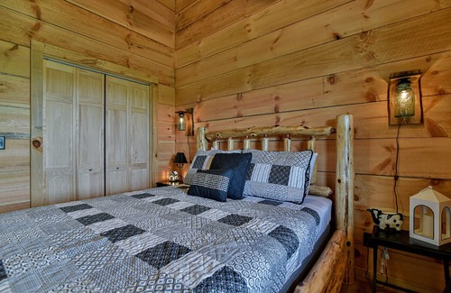 Hendersonville Cabina | Beautiful Log Cabin on Horse Farm The Holy Cow