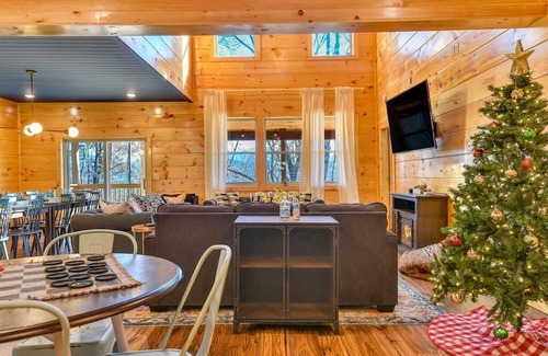Gatlinburg - Pigeon Forge Cabina | 🎉 PRIVATE Indoor👙Pool w/ FIRE PIT 🔥& Room for 18 Guests!