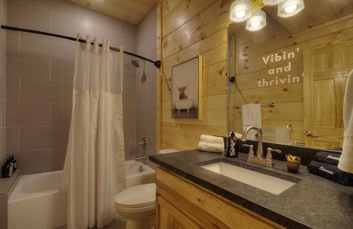 Gatlinburg - Pigeon Forge Cabina | 🎉 PRIVATE Indoor👙Pool w/ FIRE PIT 🔥& Room for 18 Guests!