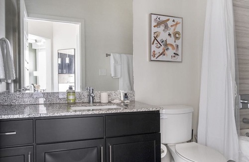 Covington Apartamento | Modern Apartment in Prime Location (ID9172X20)