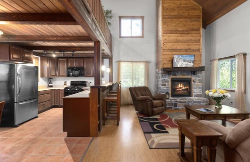 East Glacier Park Cabina | Summit Mountain Lodge and Steakhouse