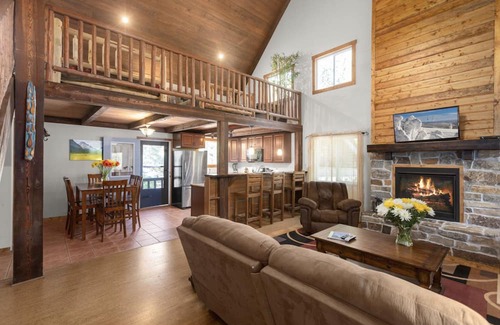 East Glacier Park Cabina | Summit Mountain Lodge and Steakhouse