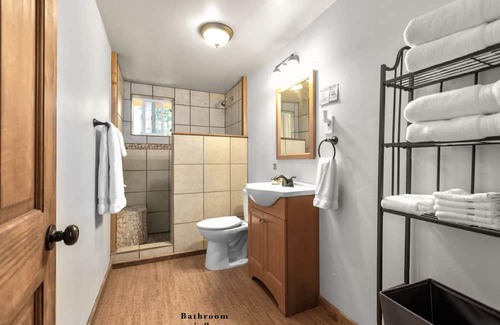 East Glacier Park Cabina | Summit Mountain Lodge and Steakhouse