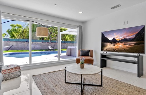 Southwest Anaheim Casa | New Cheerful Stylish Villa - Pool, Spa, Mini Golf, Fire pit, Walk to Disneyland