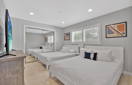 Southwest Anaheim Casa | New Cheerful Stylish Villa - Pool, Spa, Mini Golf, Fire pit, Walk to Disneyland