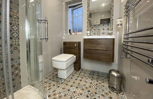 Playhatch Casa | NEW Stylish Modern Home - >10 min from Reading Centre & Lakeside