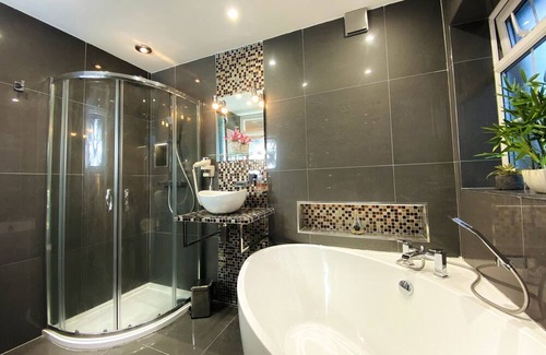 Playhatch Casa | NEW Stylish Modern Home - >10 min from Reading Centre & Lakeside