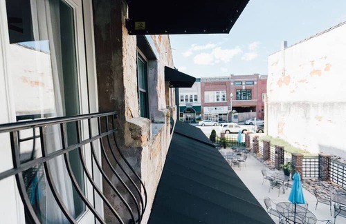 Johnson City Apartamento | Dreamy Loft Downtown Hosted by The Sanctuary Co.