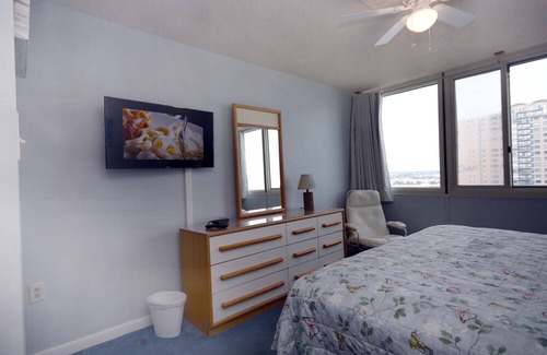 North Ocean City Condominio | Acogedor condominio de dos dormitorios, con temas de playa relajantes en un hermoso edificio frente al mar, ideal para familias