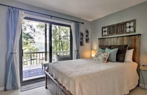 North Shore Casa | Got It All - 3 Kayaks, 1 Canoe, Hot Tub, Wifi, Ping Pong, Sandy beach, Firepit.