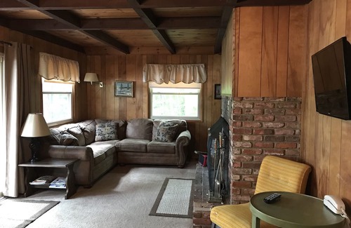 Conway Chalet De Esquí | Waterfront Chalet with private beach in the White Mountains of New Hampshire.