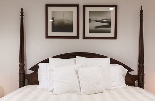 Crawford Casa | The C5 Ranch Guest House minutes from Magnolia and Baylor with pool and hottub