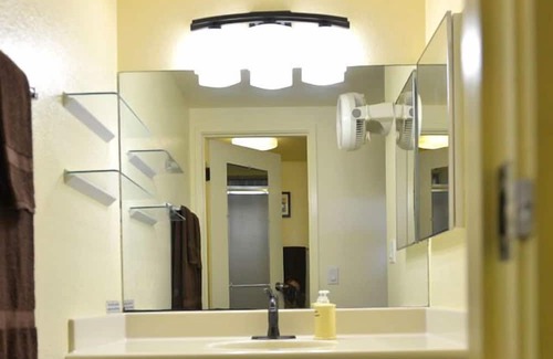 Princeville Apartamento | Air Conditioned Upstairs Studio w/RESERVED PARKING; Pool, -WIFI-Walk to Beach