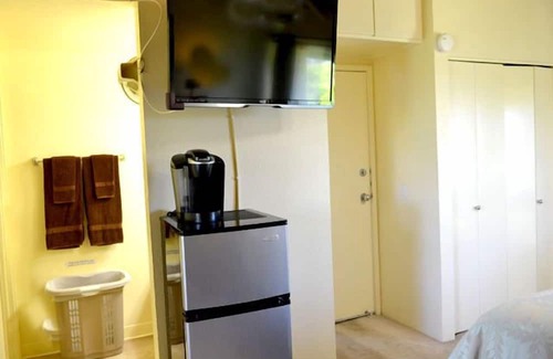 Princeville Apartamento | Air Conditioned Upstairs Studio w/RESERVED PARKING; Pool, -WIFI-Walk to Beach