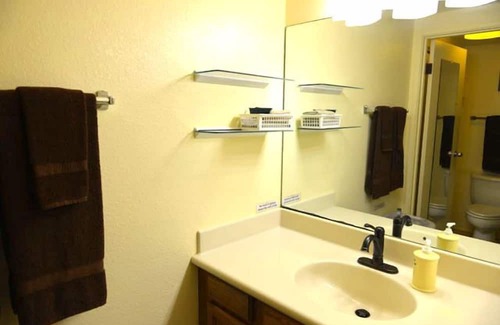 Princeville Apartamento | Air Conditioned Upstairs Studio w/RESERVED PARKING; Pool, -WIFI-Walk to Beach