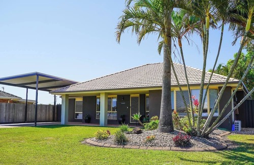 Urraween Casa | Stays With Ripley 3 Minutes Drive to Hospital and Beach Pet Friendly