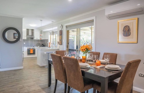 Urraween Casa | Stays With Ripley 3 Minutes Drive to Hospital and Beach Pet Friendly