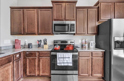 Southwest Raleigh Casa | Upscale King 3BR Townhouse Mins Downtown