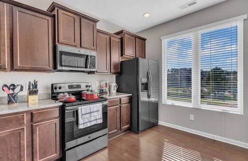 Southwest Raleigh Casa | Upscale King 3BR Townhouse Mins Downtown