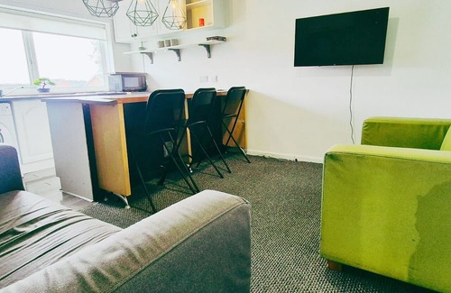 Bramcote Apartamento | Comfy 3BR Flat on Quiet Street