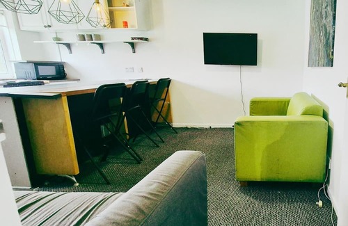 Bramcote Apartamento | Comfy 3BR Flat on Quiet Street