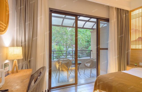 Emeishan Casa | Room-heinemann Hotel Courtyard or Terrac