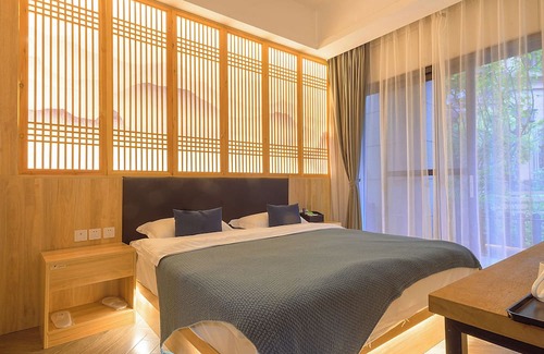 Emeishan Casa | Room-heinemann Hotel Courtyard or Terrac