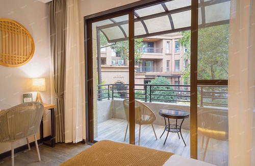 Emeishan Casa | Room-heinemann Hotel Courtyard or Terrac