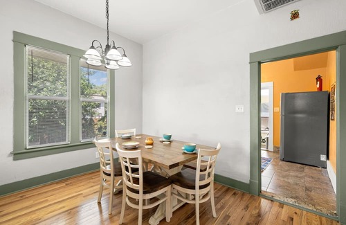 Dixieland Casa | NEW Lakeland Landing Cute Bungalow by Downtown