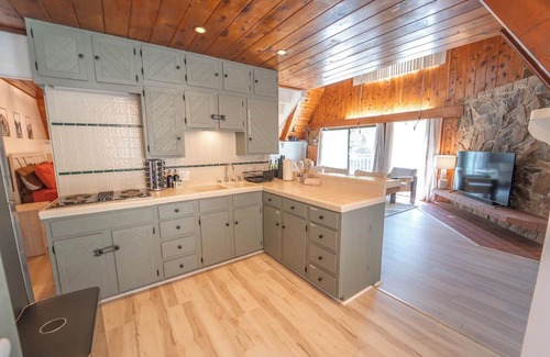 Three Rivers Cabina | Sequoia Vintage A-frame River Retreat