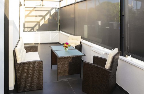 Ayioi Asomatoi Casa | White and Black Cozy Suite in Aegina