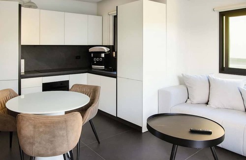 Ayioi Asomatoi Casa | White and Black Cozy Suite in Aegina