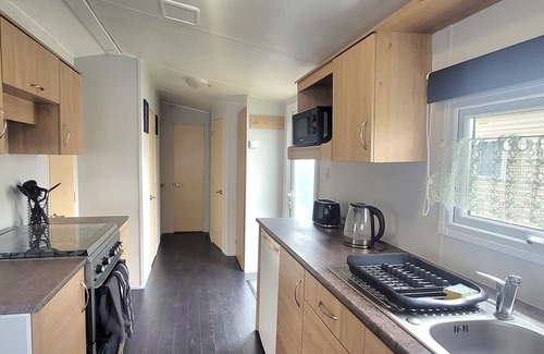 Chichester Casa | Stunning Holiday Home Beautiful Lakeside Views 15 Mins From Goodwood