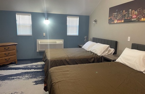 Longmont Hotel | Cabins on Main Longmont