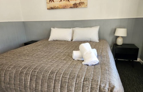 Kangaroo Flat Hotel | Calder Family Motel