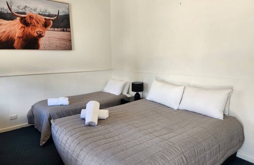Kangaroo Flat Hotel | Calder Family Motel