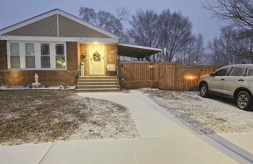 East Side Casa | Twin bed room , smart TV 32" with shared bathroom