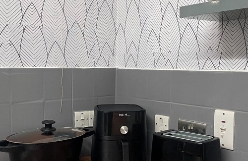 Roding Apartamento | Entire apartment in Greater London, 5-minute walk from the Central Line station.
