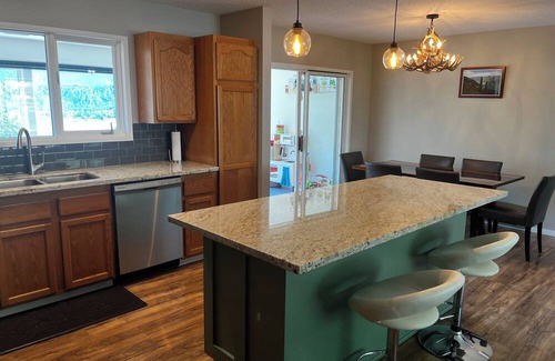 Lillooet Casa | Cozy house w/hottub. Views of Fraser river and mountains. Family friendly