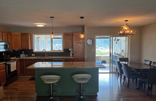 Lillooet Casa | Cozy house w/hottub. Views of Fraser river and mountains. Family friendly