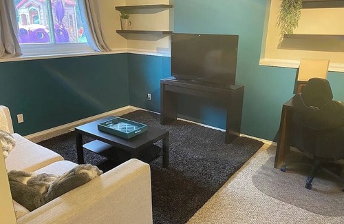 Northeast Edmonton Casa | 3-bedroom house in amazing Edmonton with WiFi, AC